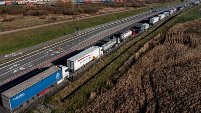 Словашките автомобилни превозвачи започват блокада на границата на страната с Украйна  съобщава